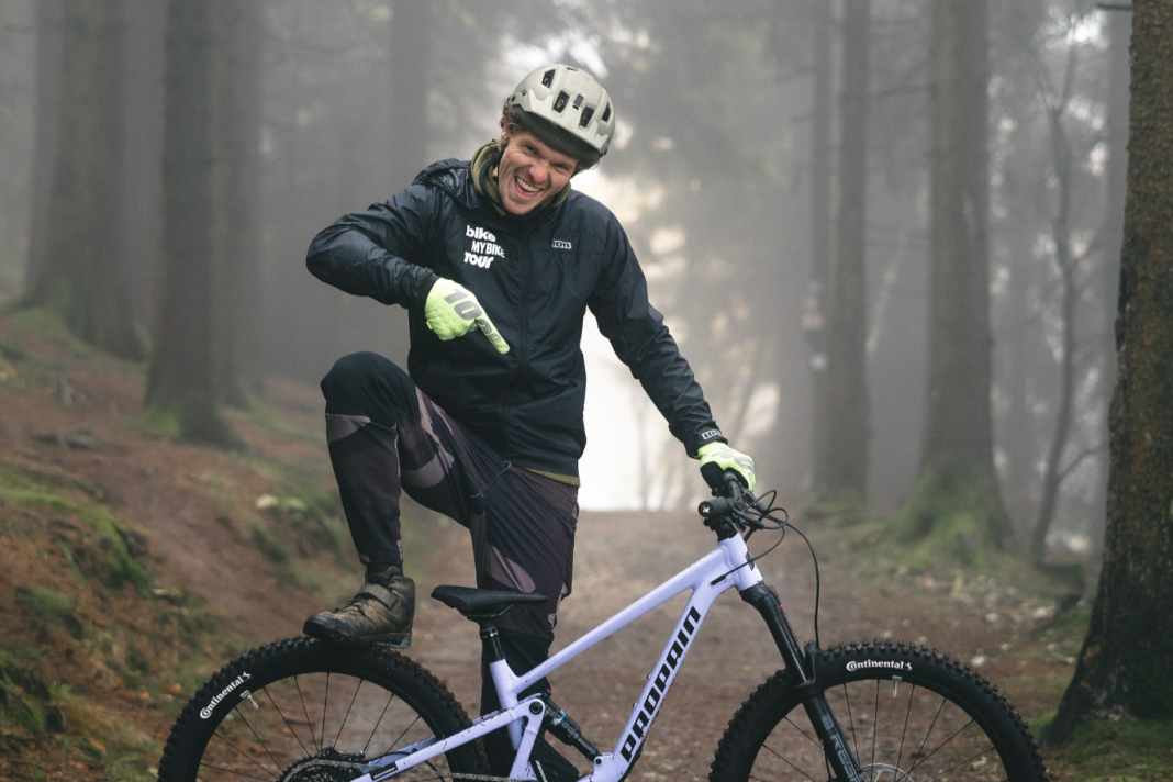 Vollgefedertes Kinder-Mountainbike mit Enduro-Ausstattung