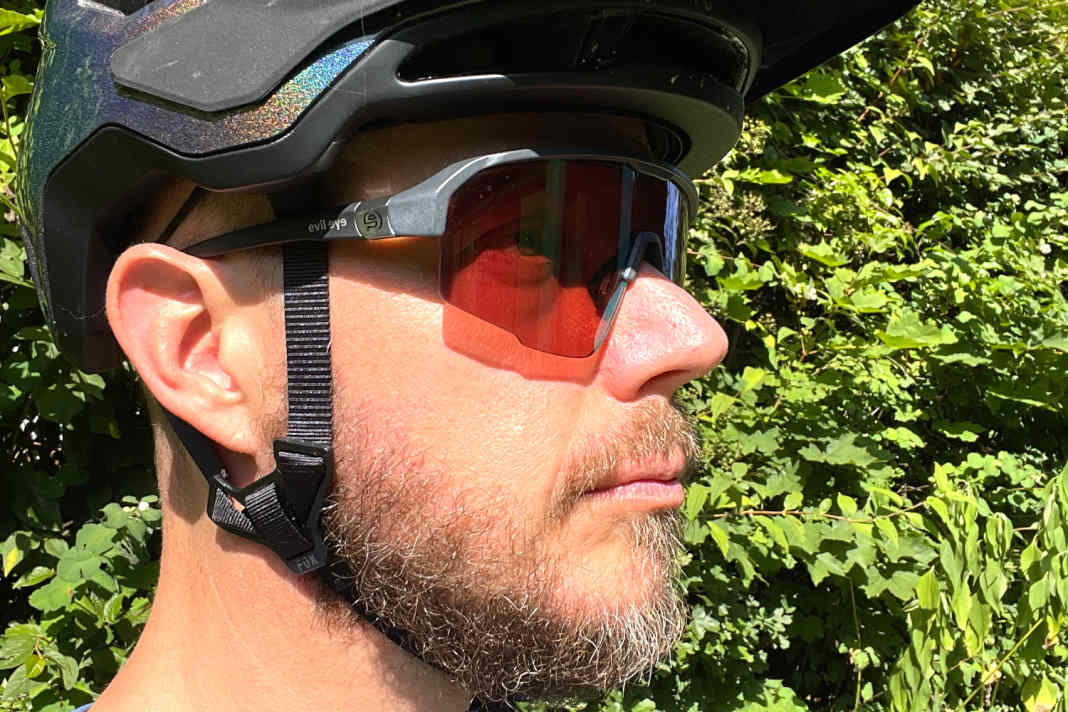 Die Sonnenbrille aus Holz und Stroh