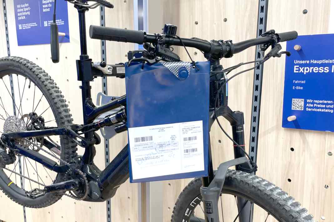 Unser Rockrider-Testbike bei der Wartung in der Decathlon-Werkstatt