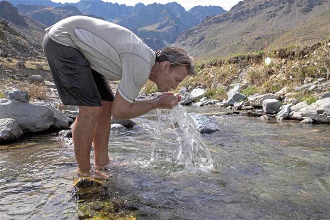 Trinkflasche in einer Quelle füllen - gute oder schlechte Idee?