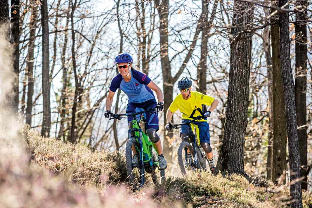 6 günstige E-Fullys im Labor- und Praxistest