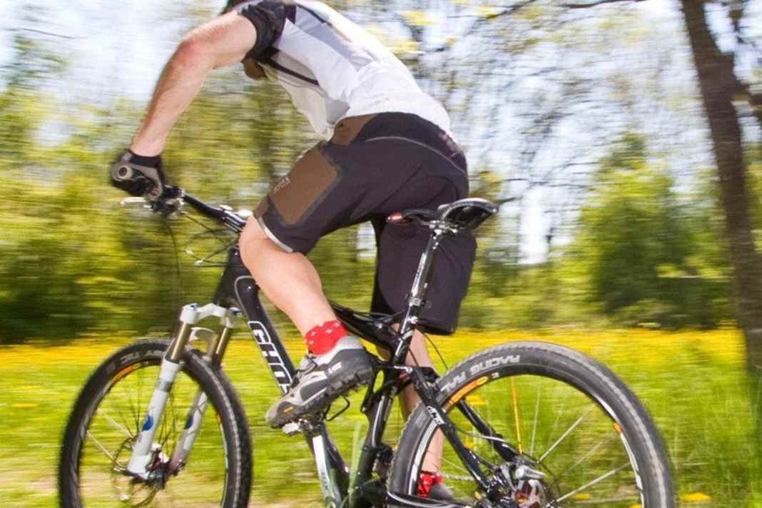 16 enge und weite Mountainbike-Hosen im Test