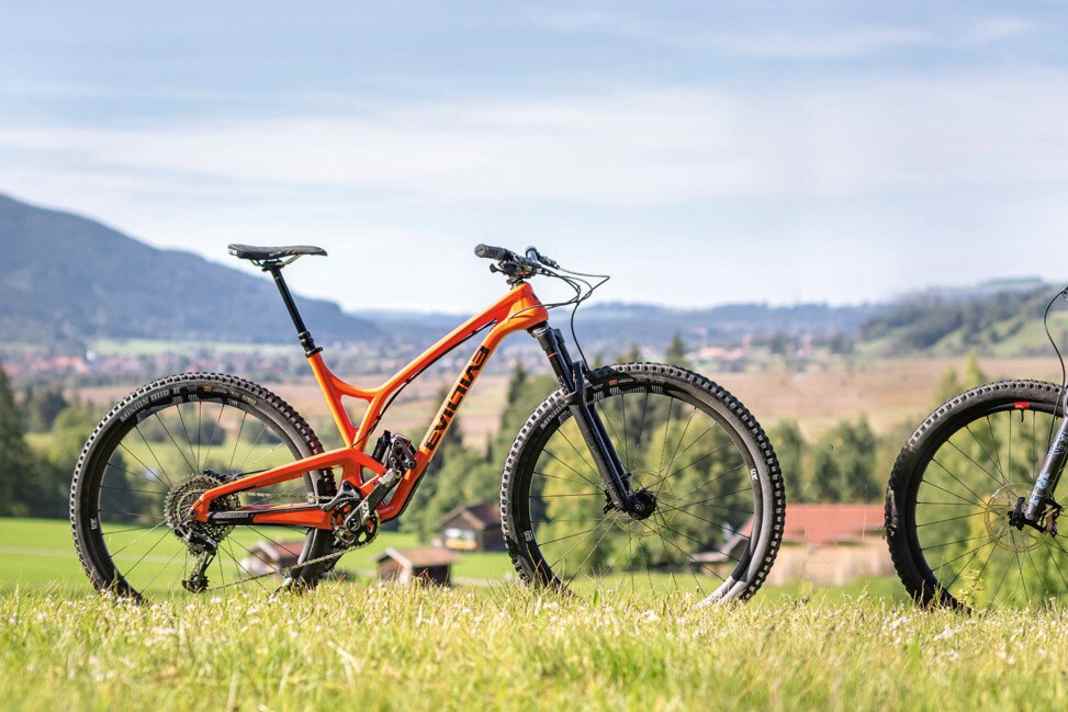 Evil The Following MB against Santa Cruz 5010 CC X01 Res.