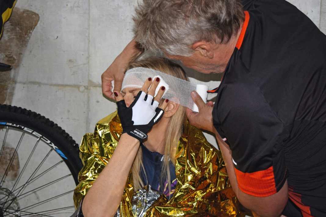 So hilfst du richtig, wenn es mit dem Bike gekracht hat
