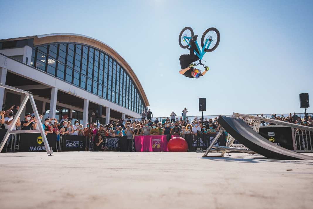 Danny MacAskill mit dem Drop & Roll Team