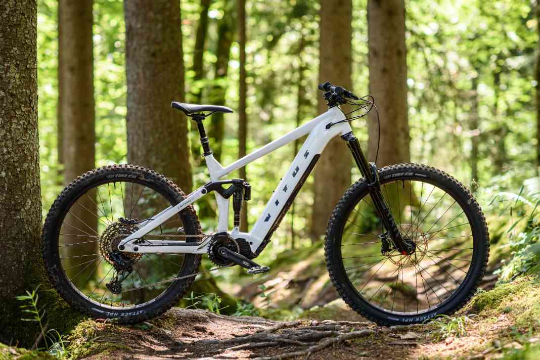 Günstiges E-Enduro mit Bafang-Motor im Test