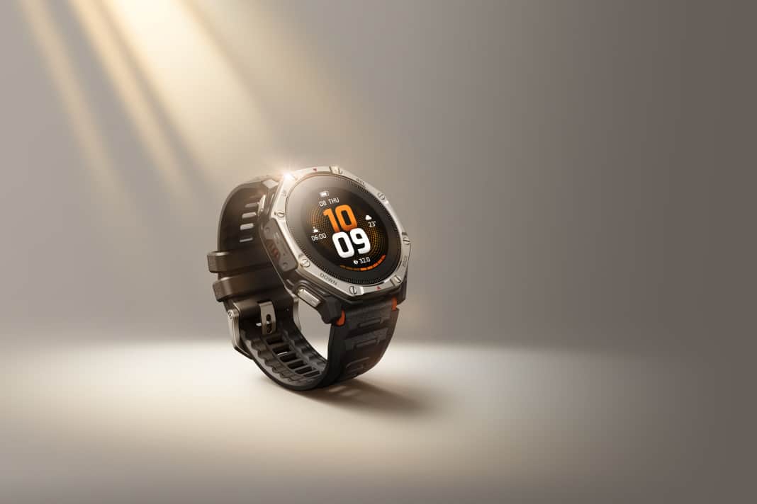 Sports watch with photovoltaic technology for extra-long battery life