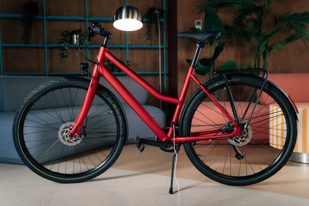 Ampler stellt das erste E-Bike mit USB-C-Anschluss zum Laden vor