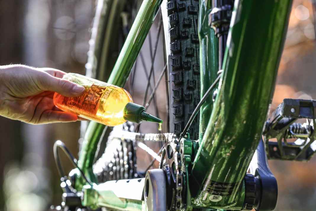 14 umweltfreundliche Schmiermittel im Test