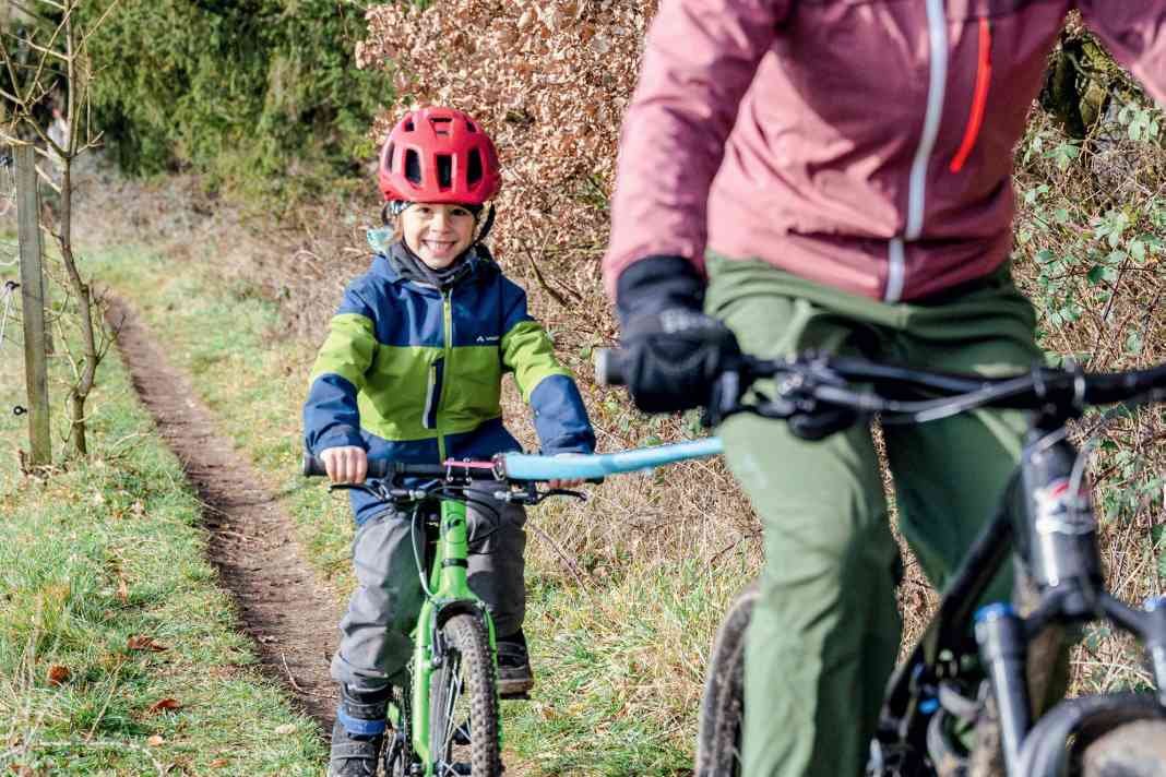 Kinder-MTBs abschleppen – 4 Systeme im Test