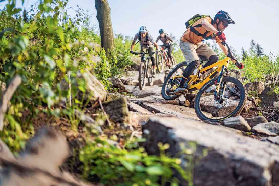 Sechs abfahrtsstarke Trailfullys im Vergleich