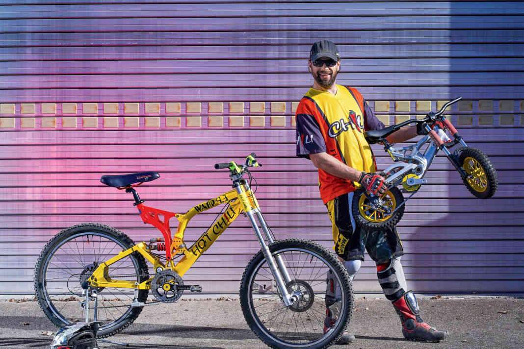 Sammler zeigt Downhill-MTBs der 90er-Jahre