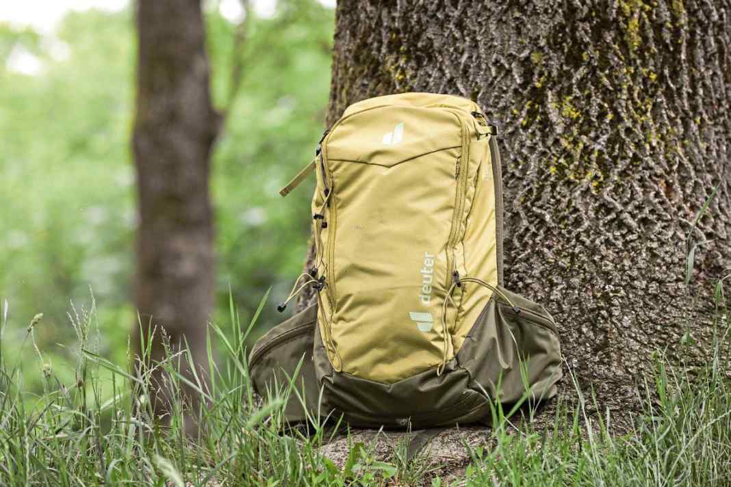 Helm, Rucksack und Schuhe im Praxis-Check