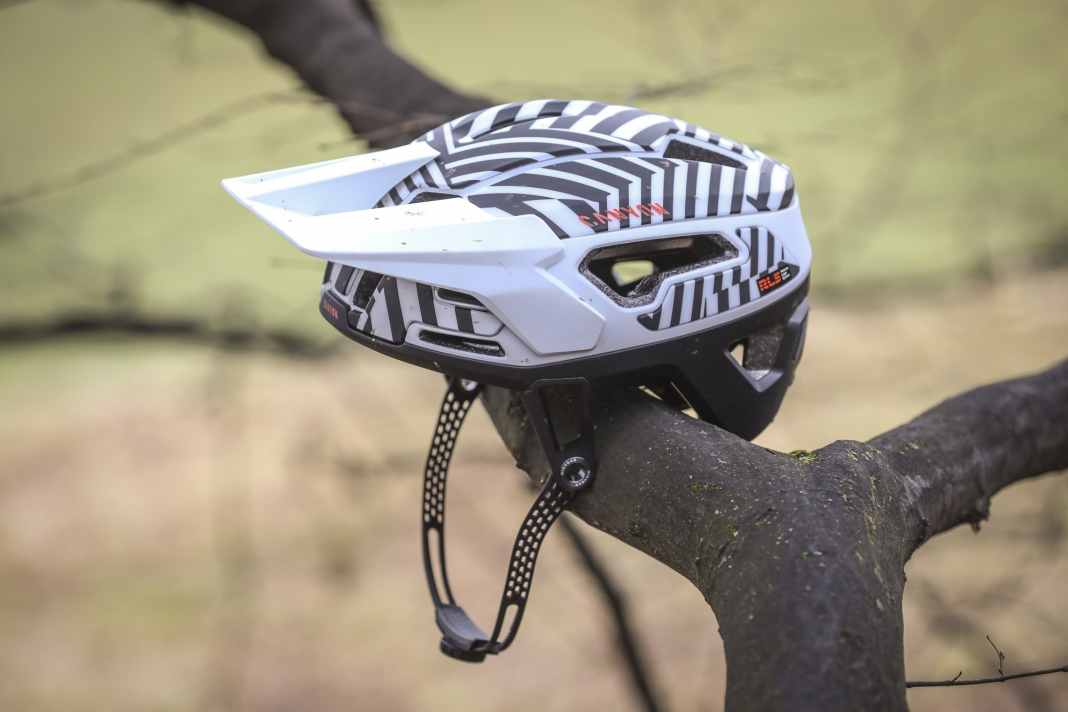 Ein Helm, der sich zur Sicherheit auflöst