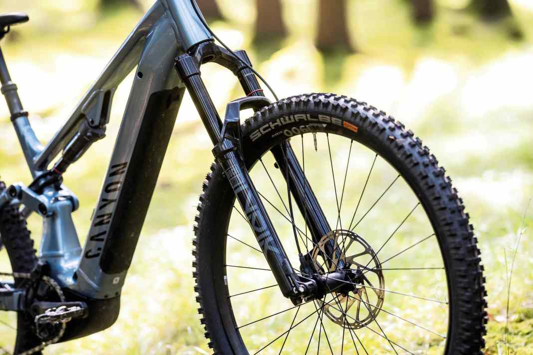 Preis-Leistungskracher: Dieses Touren-E-MTB holt den Testsieg!