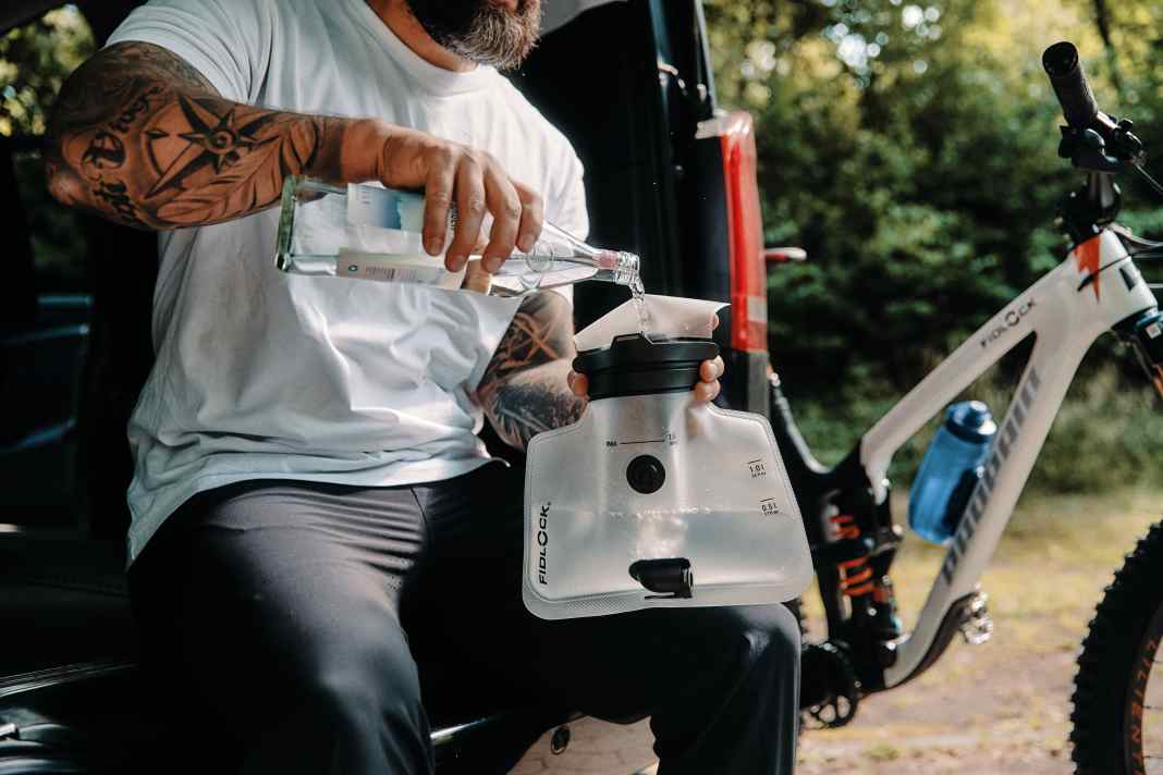New hydration bladder with magnetic closure