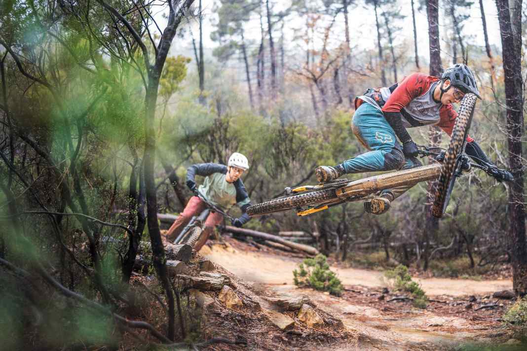Preiswerte Enduro-E-Bikes im Test-Duell