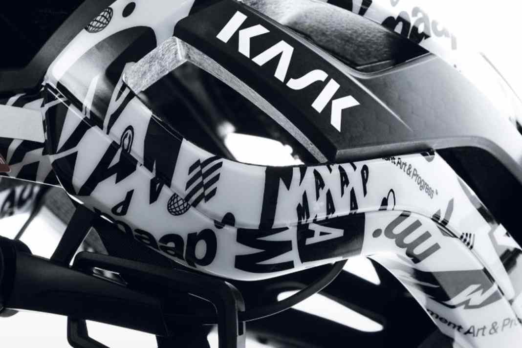 Rennrad-Helm im abgefahrenen Maap-Look