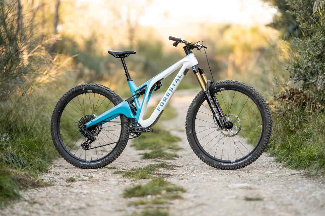 Auf Anhieb zum Testsieg bei den High-End-Enduros