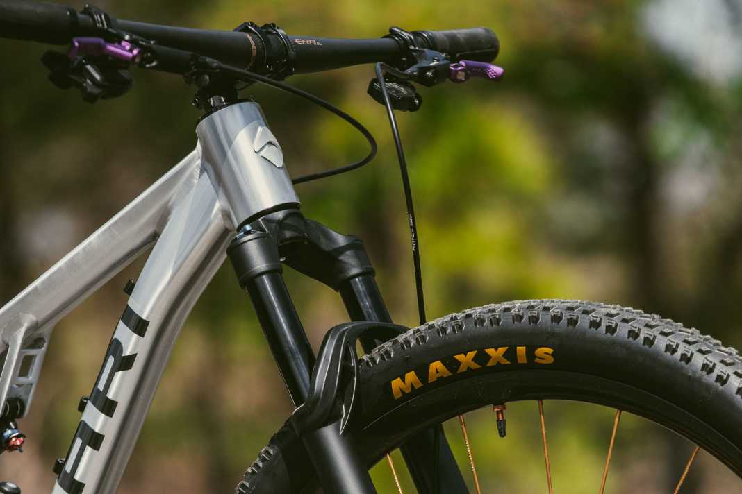 32-inch wheels with Boost and weighing 1,512 grams