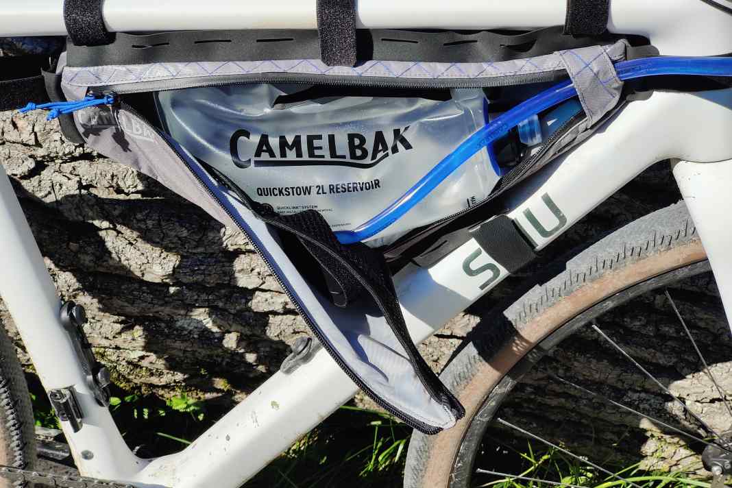 Robuste Fahrradtaschen & eine Trinkblase für die Rahmentasche