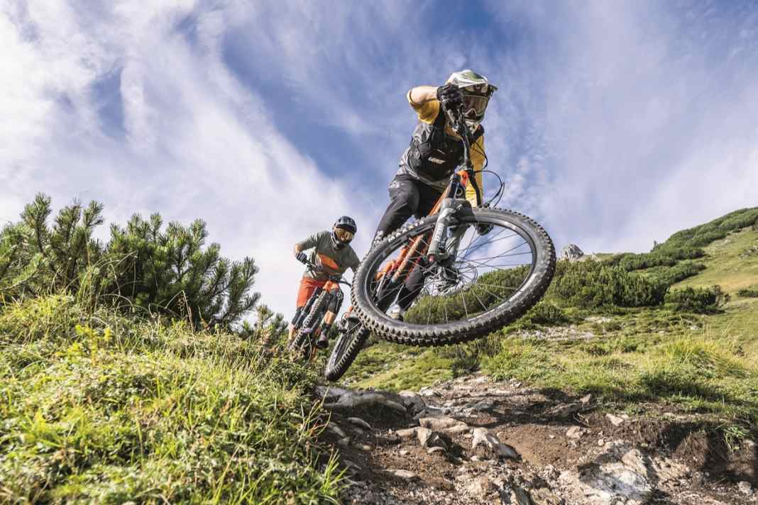 170 Millimeter: 8 Enduro-Gabeln im Test