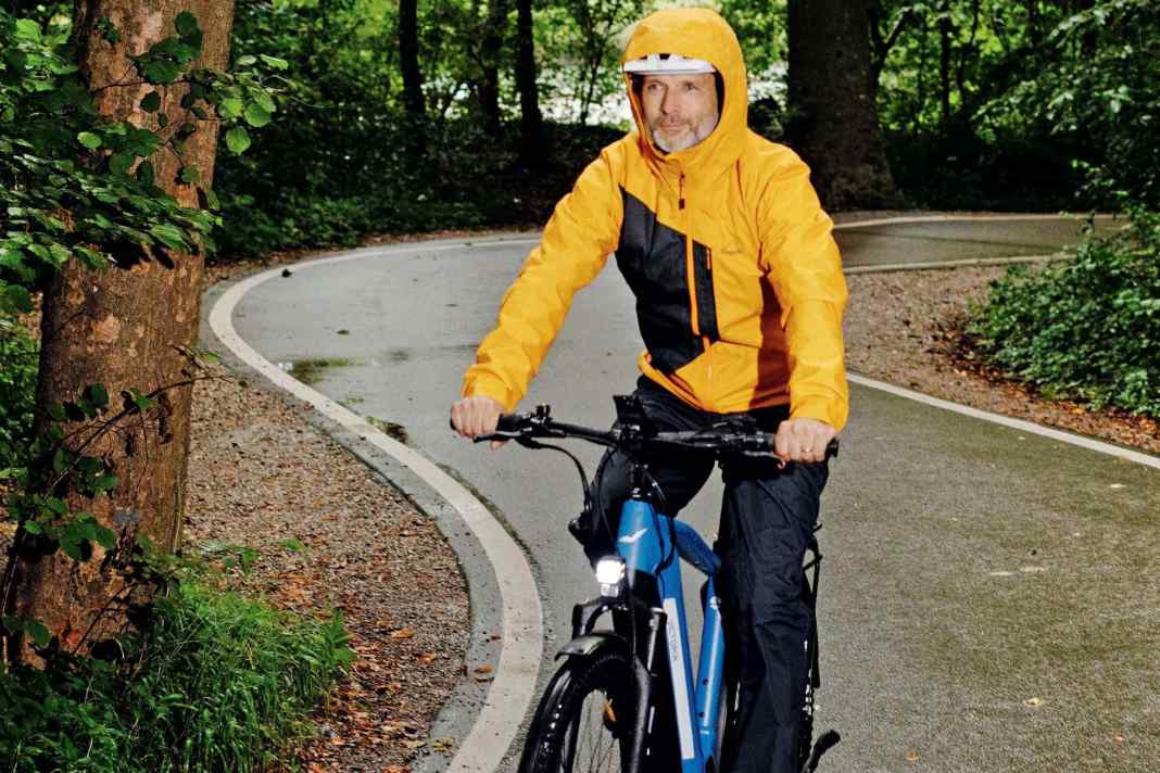 9 Regenoutfits fürs Radfahren im Test