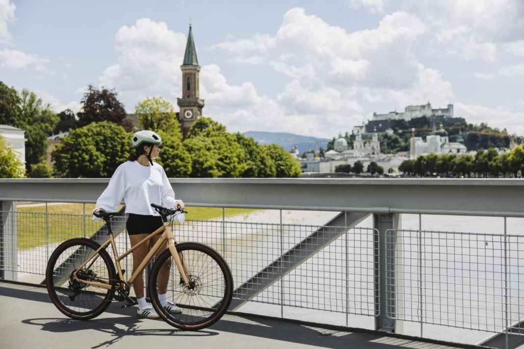 Flat-bar bike with 50 mm tyre clearance becomes a gravel commuter