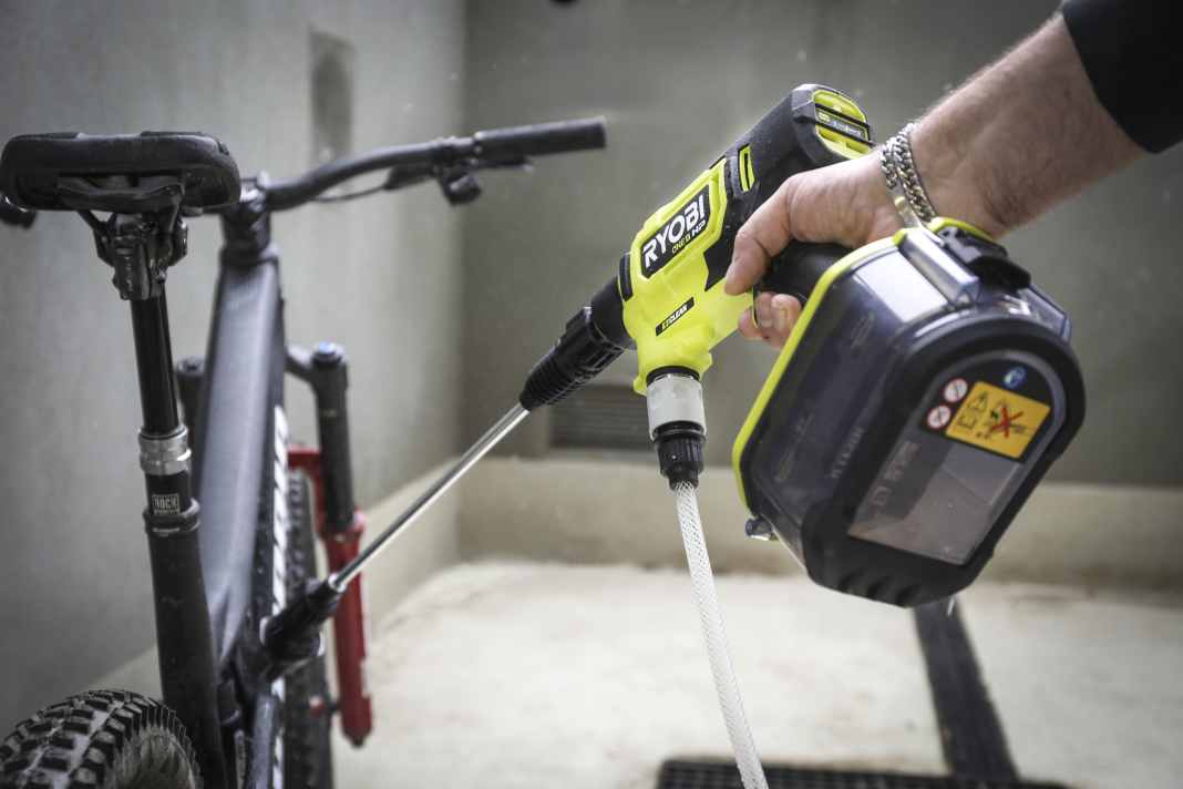 Ryobi One+ EZClean: Kraftvoller Akku-Reiniger