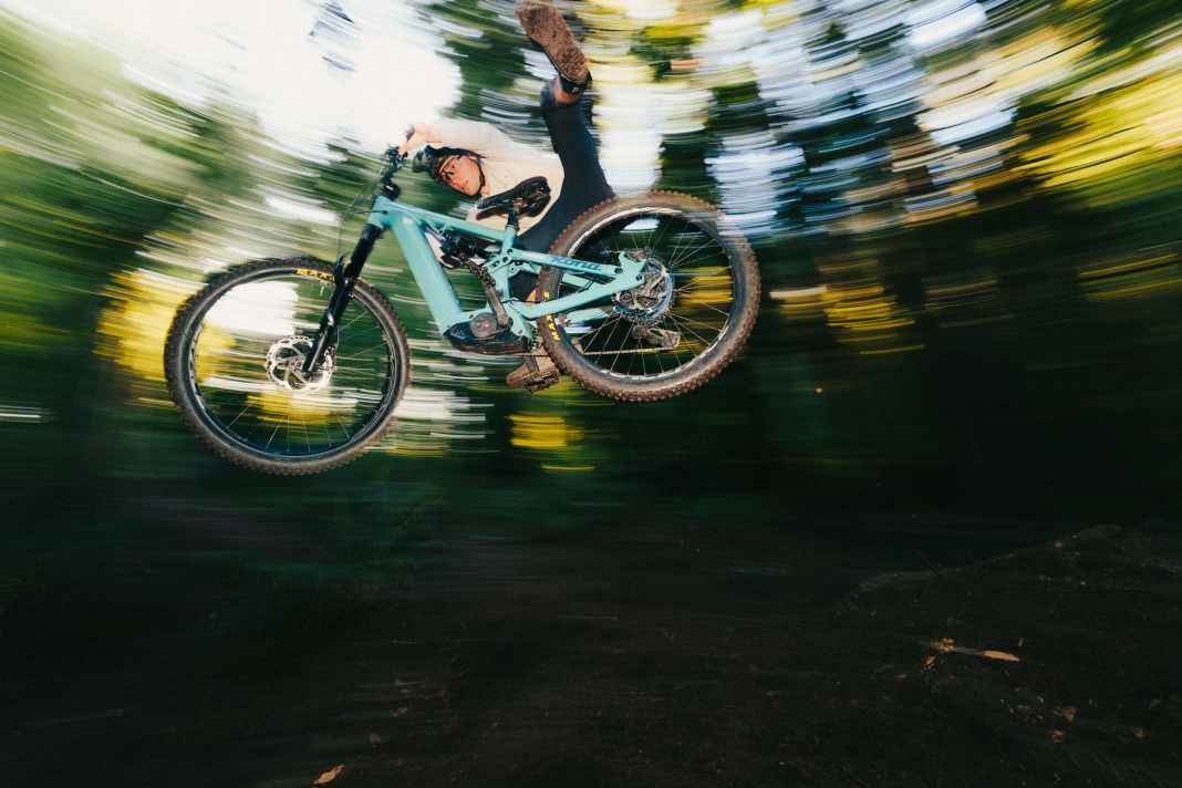 E-MTBs mit Bosch Motor, 800 Wh und fett Federweg