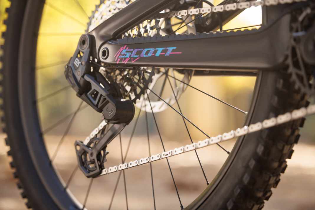 Leichtes Trail-E-Bike im Stealth-Look