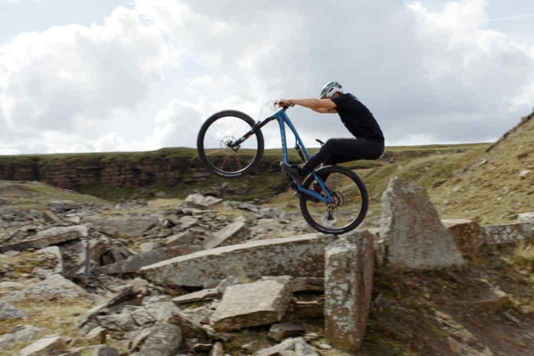 Der vielleicht kompletteste Mountainbiker in “Remnants”