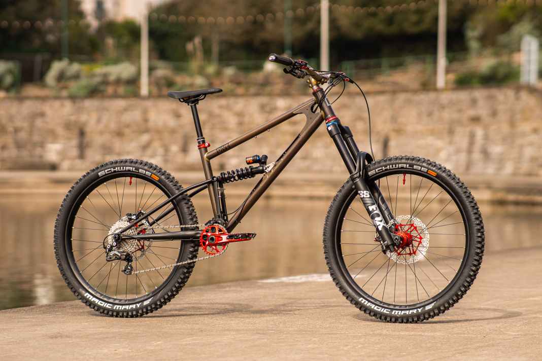 Moderne trifft Retro - 26-Zoll-Enduro aus Stahl