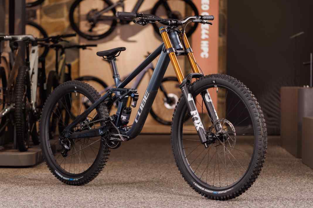 High-pivot downhill bike for top speed in the bike park