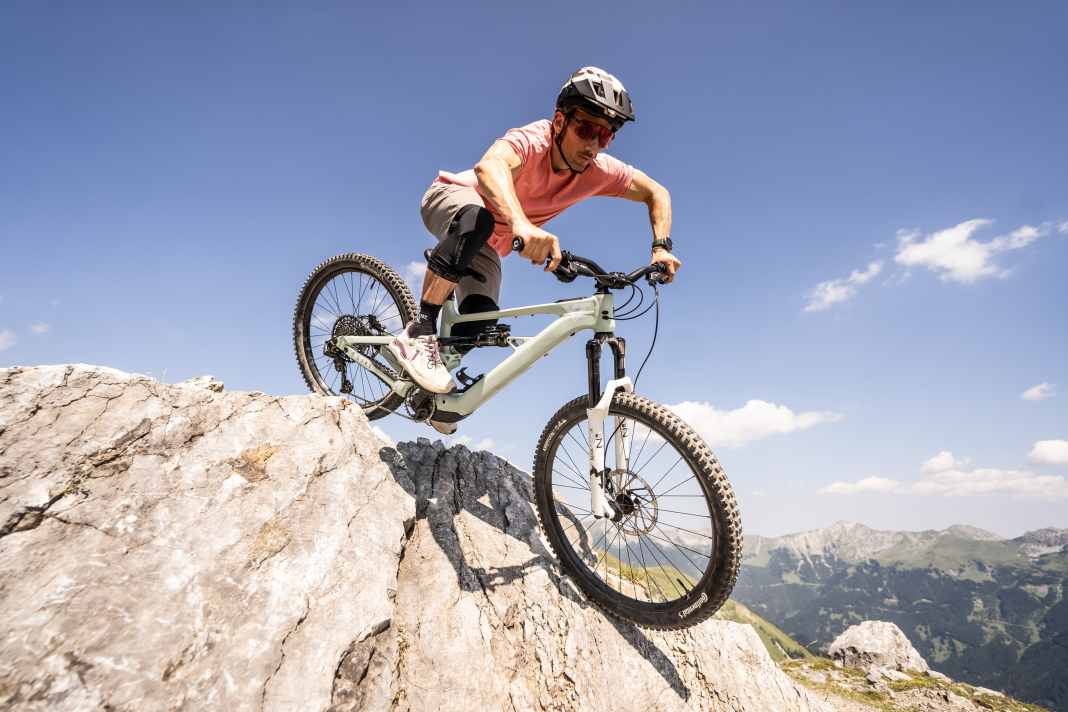 Free Avinox Fast-Charger included