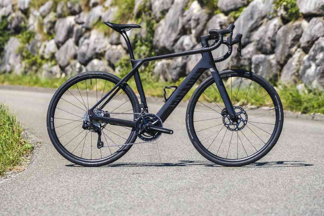 Das Canyon Endurace:Onfly CF 7 als Minimalist im Tarnkleid