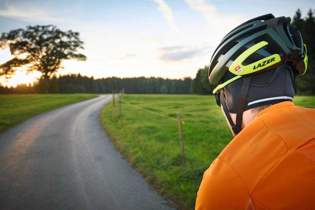 Zwölf warme Helmmützen im Test