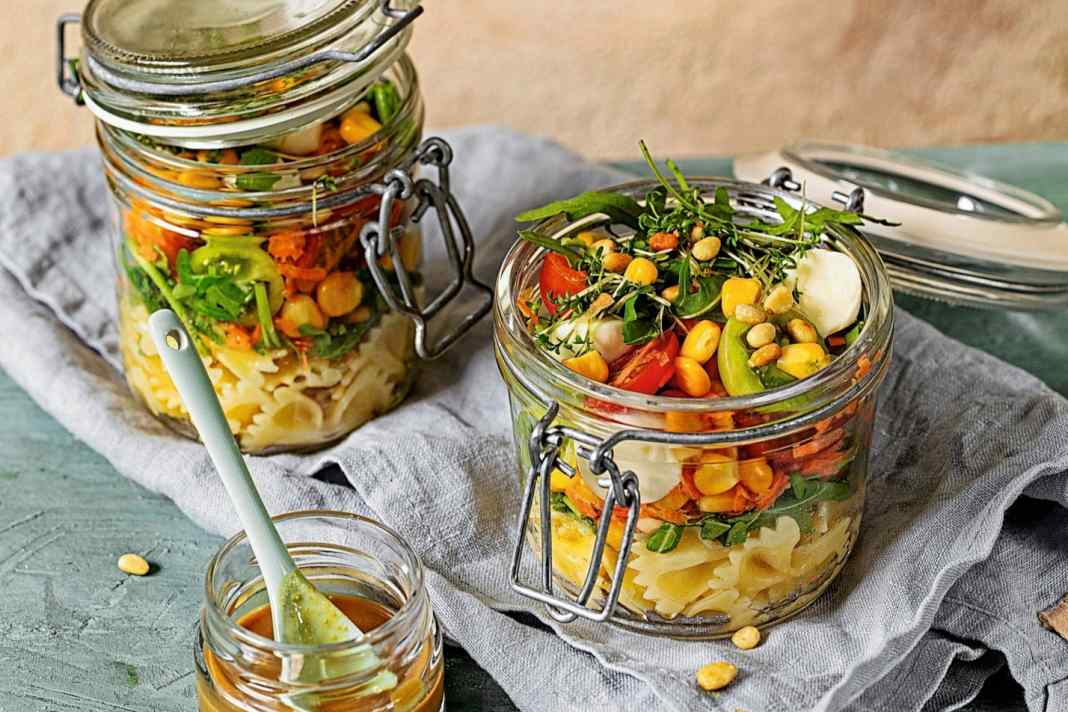 Mediterraner Nudelsalat