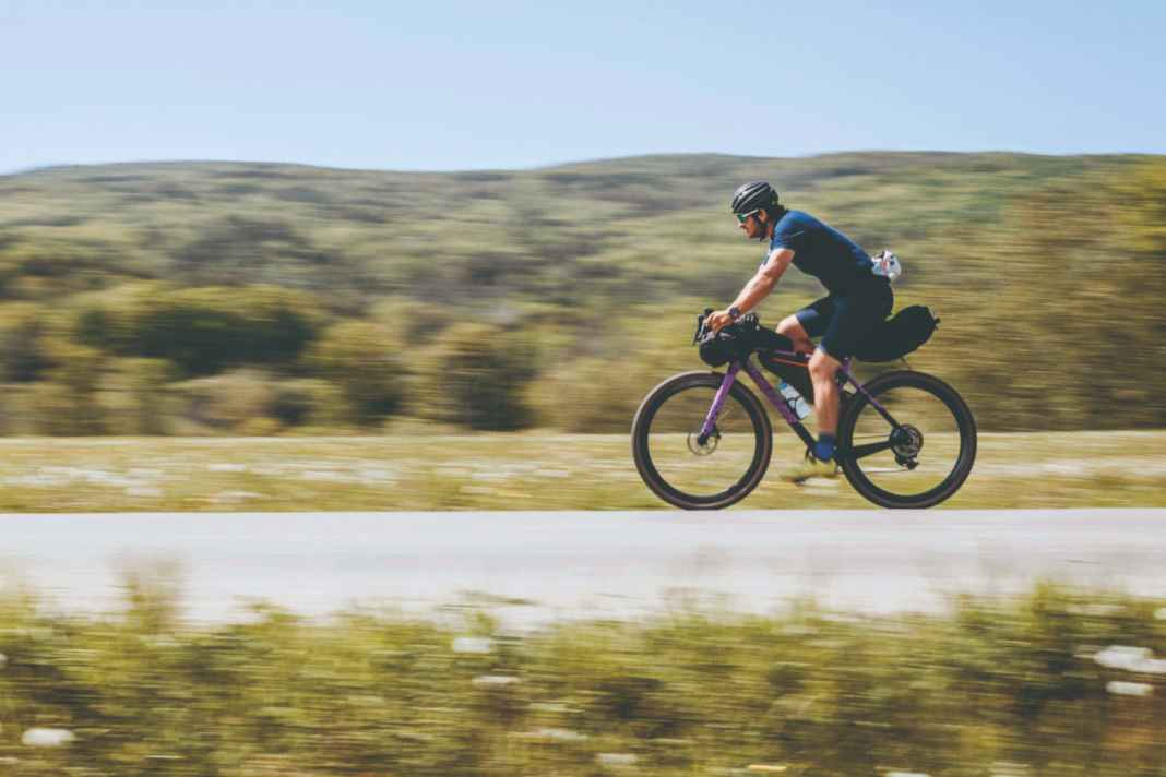 8 Bikepacking-Taschen-Sets im großen Test