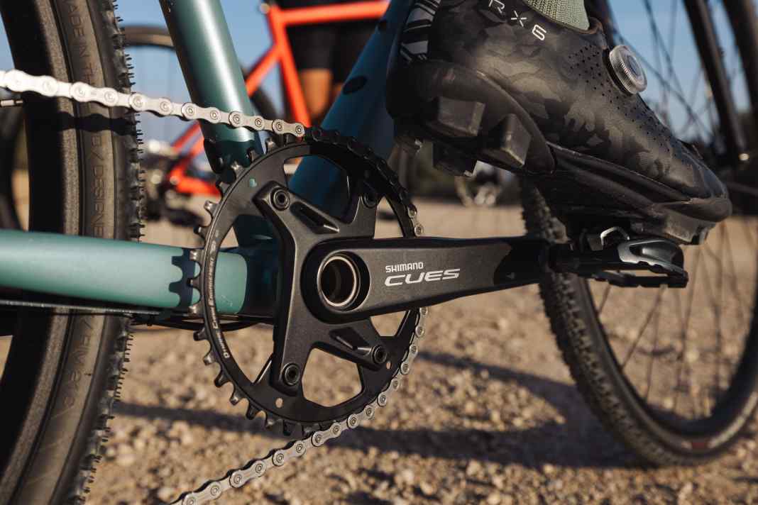 Shimano präsentiert Rennrad- und Gravel-Komponenten für CUES-Serie
