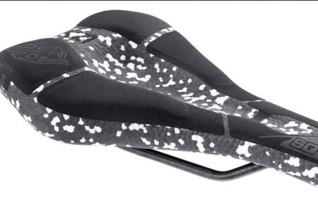 Regenshorts, Sattel und Erste-Hilfe-Set