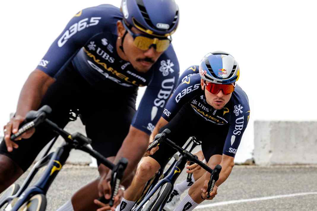 Q36.5-Team stellt Trikots und Rennmaschinen vor