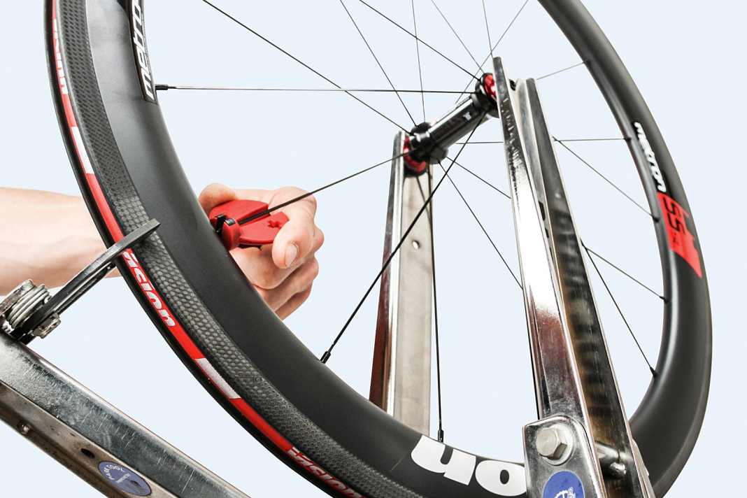 Speichen spannen & Seitenschlag zentrieren