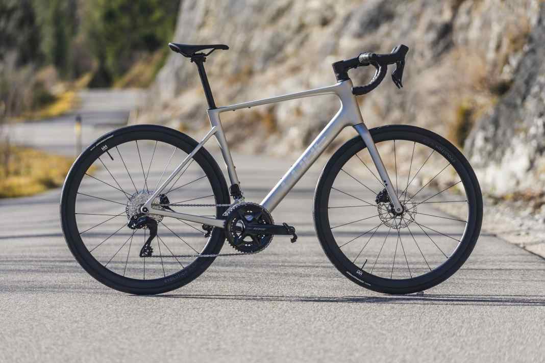 Günstiges Rennrad mit elektrischer Shimano 105 Di2 im Test