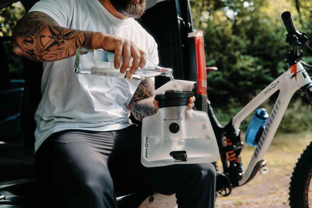 A hydration bladder that’s easy to use – thanks to its magnetic closure