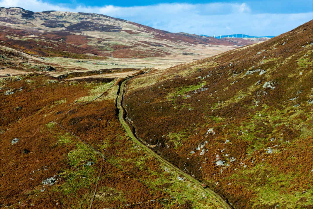 Reiseführer präsentiert 15 Touren auf Schottlands Schotterstraßen