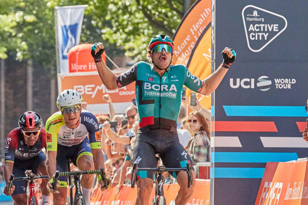 Haller stiehlt Superstar van Aert die Show