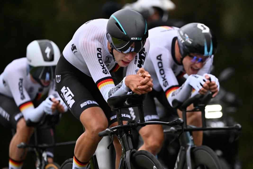 Deutschland verpasst Medaille im Mixed-Zeitfahren knapp - schwerer Sturz von van Vleuten