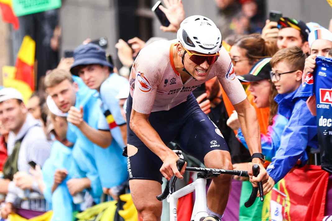 Van der Poel rast trotz Sturz im Regen auf den WM-Thron