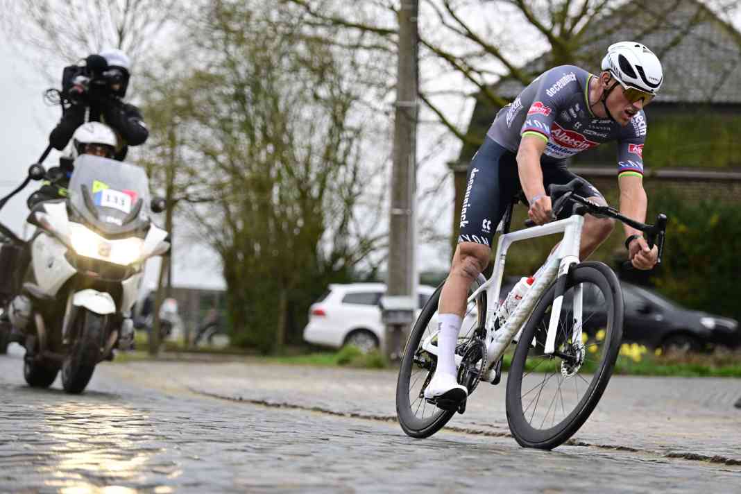 Roubaix-Flaschenwerfer stellt sich